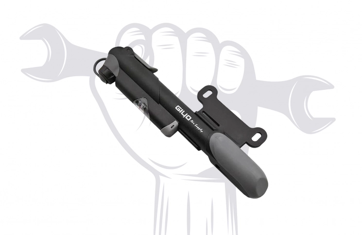 Montage van fietspomphouder op frame